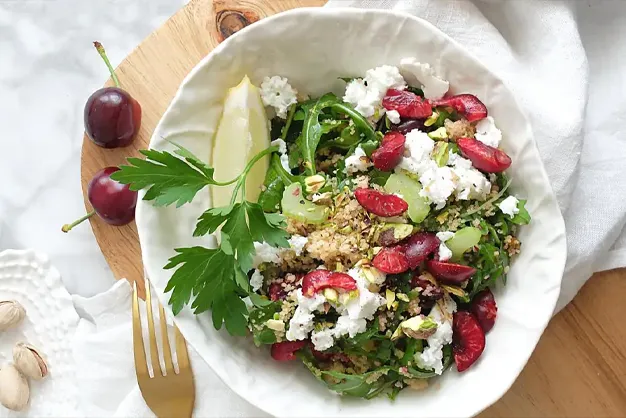 Ensalada original con cerezas